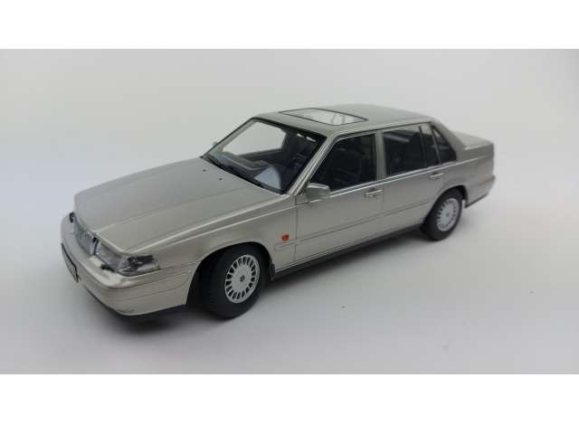 Volvo 960 1996 Zilver Metallic - 1:18